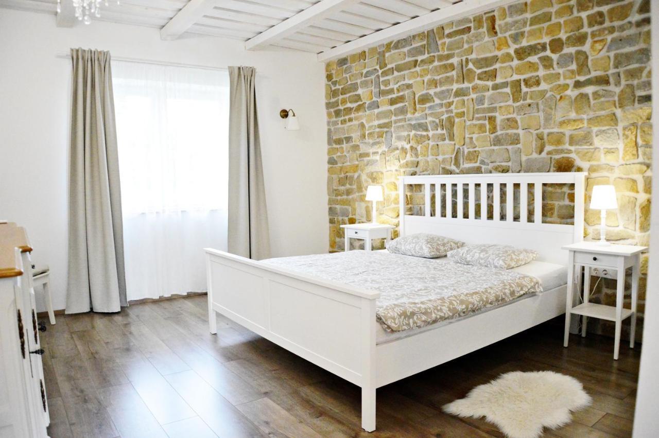 R Cottage Jacuzzival บาลาตอนเฟนีแวช ภายนอก รูปภาพ