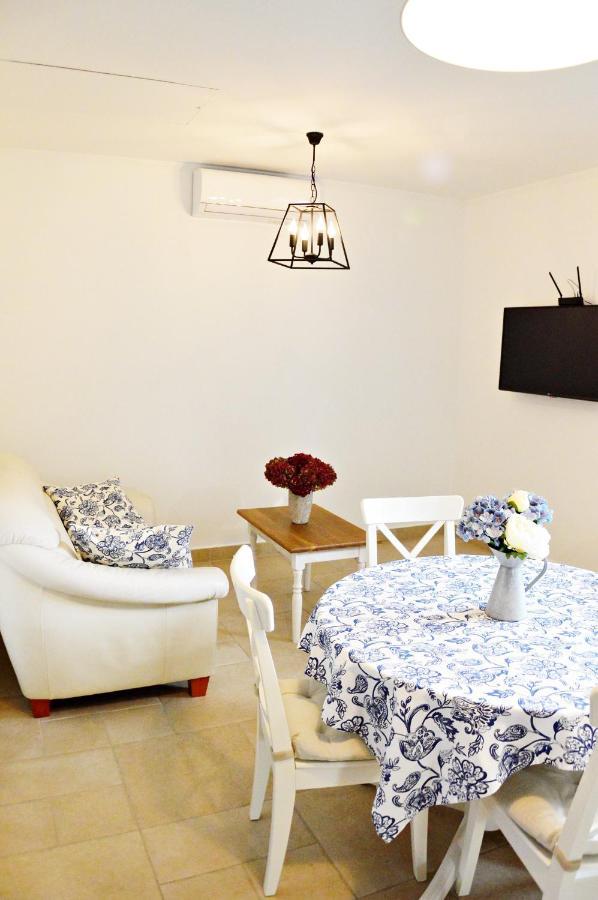 R Cottage Jacuzzival บาลาตอนเฟนีแวช ภายนอก รูปภาพ