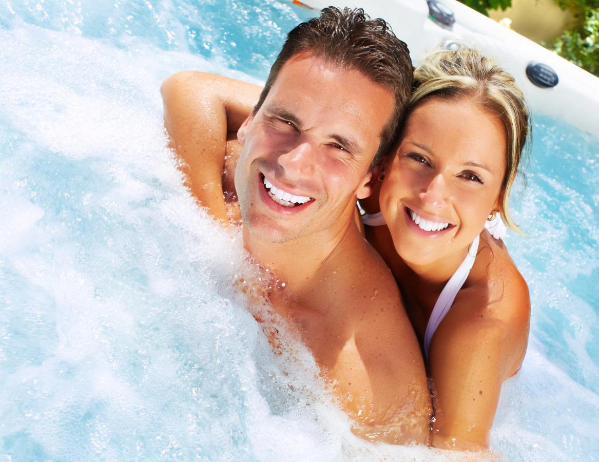 R Cottage Jacuzzival บาลาตอนเฟนีแวช ภายนอก รูปภาพ