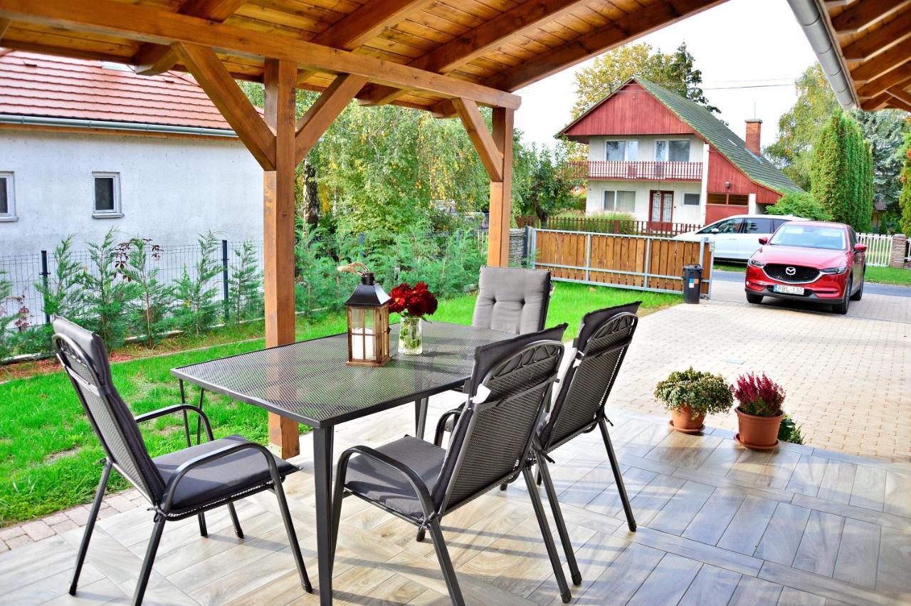 R Cottage Jacuzzival บาลาตอนเฟนีแวช ภายนอก รูปภาพ